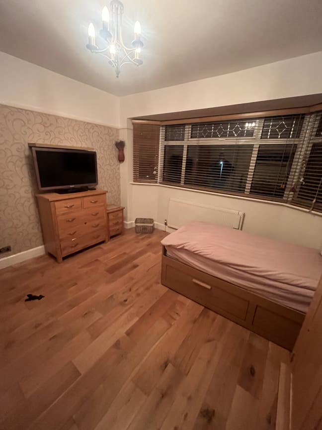 Good size room in desirable area Main Photo