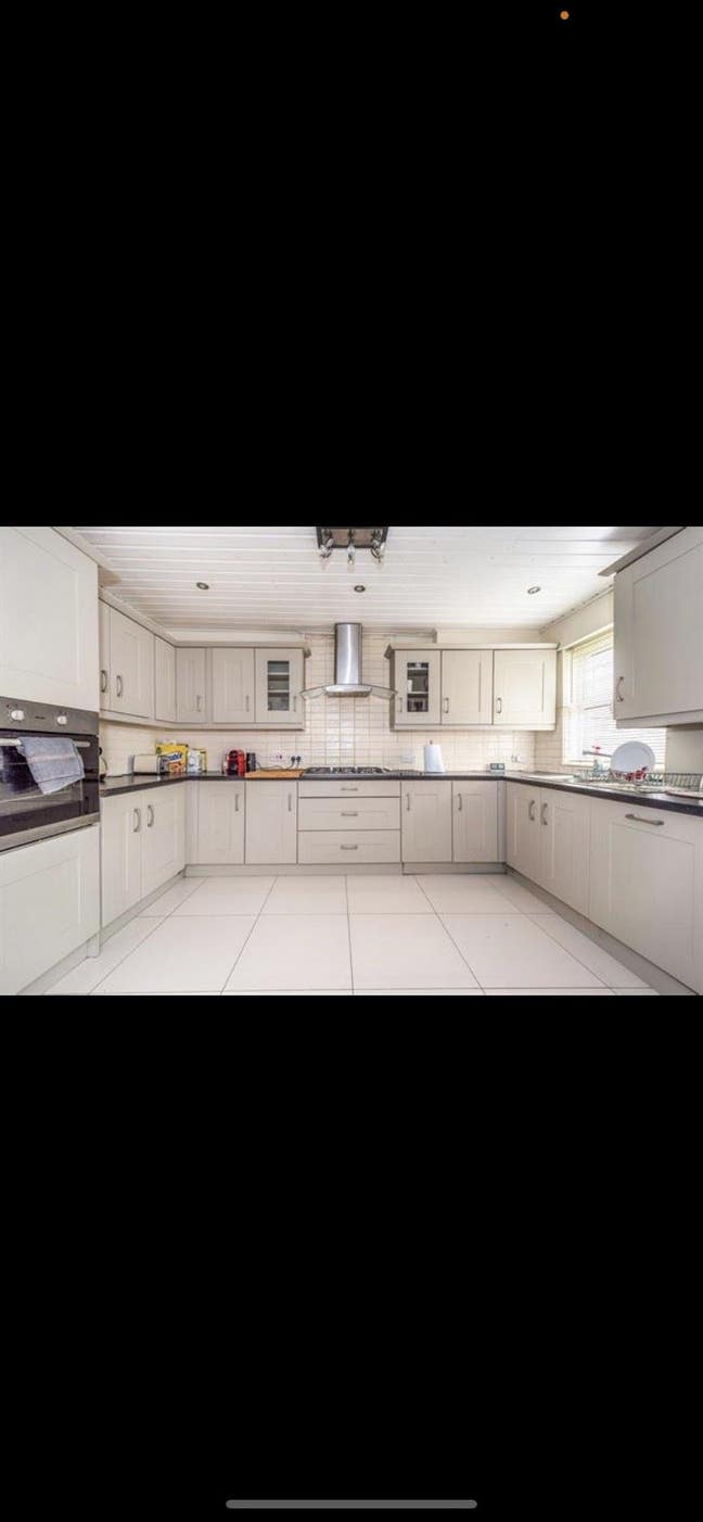 Spacious Double room available now!  Main Photo