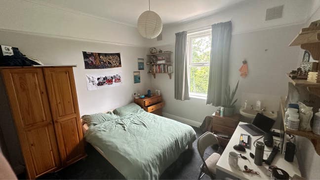 Short Term Let - Large Bedroom in Friendly House Main Photo