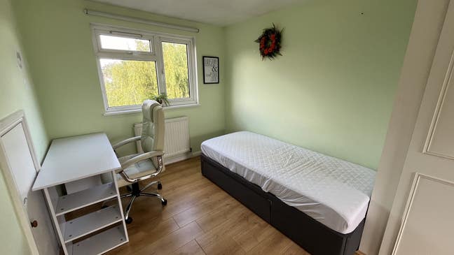 Spacious & Modern Double Room in Feltham for Woman Main Photo
