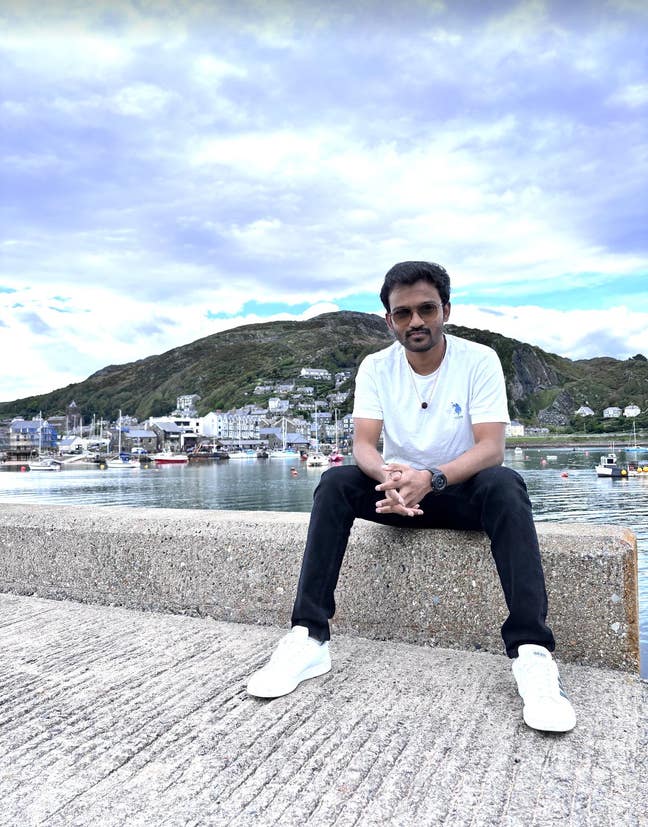 I am a professional male aged 28. I am lookin... Main Photo