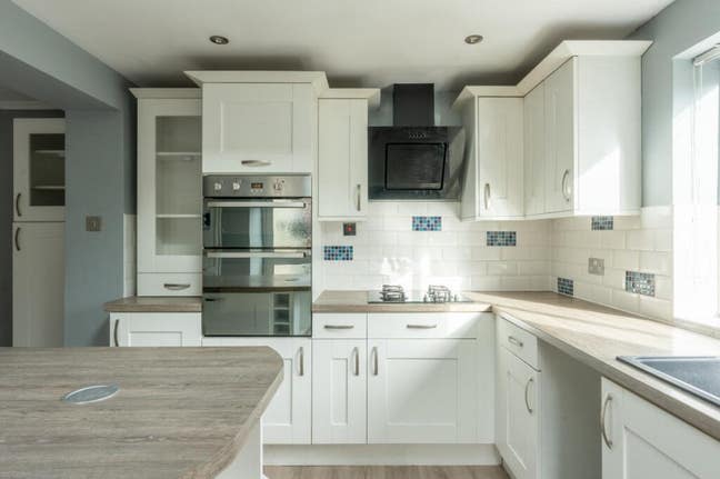  5  Bedroom  2  baths  House,  The  Square,  BS4  Main Photo