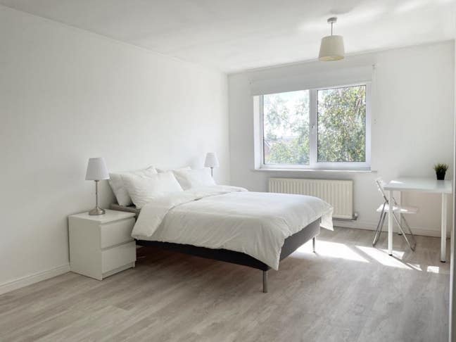 Large Modern Rooms - London Road - Town Centre- M1 Main Photo
