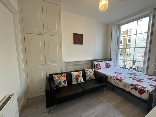 Double Studio with Large Windows & Full Kitchen Main Photo
