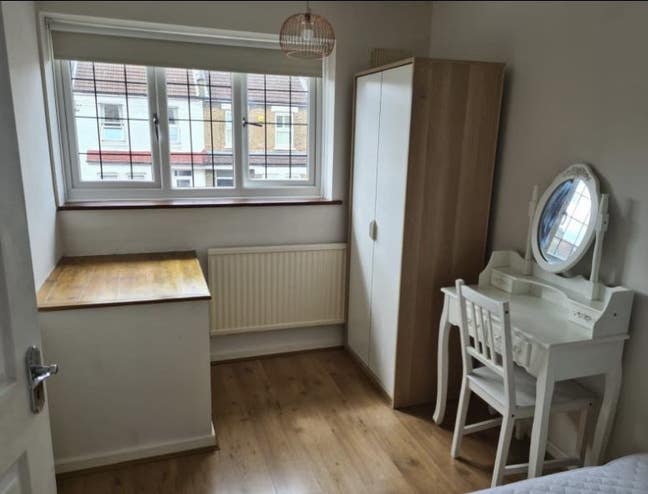 Double Room in a Friendly Professional House Share Main Photo