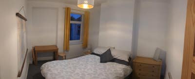Spacious Double Room Available for Short to Medium Main Photo