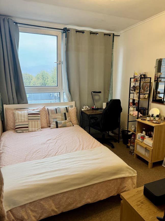 Bright double room, all bills included  Main Photo