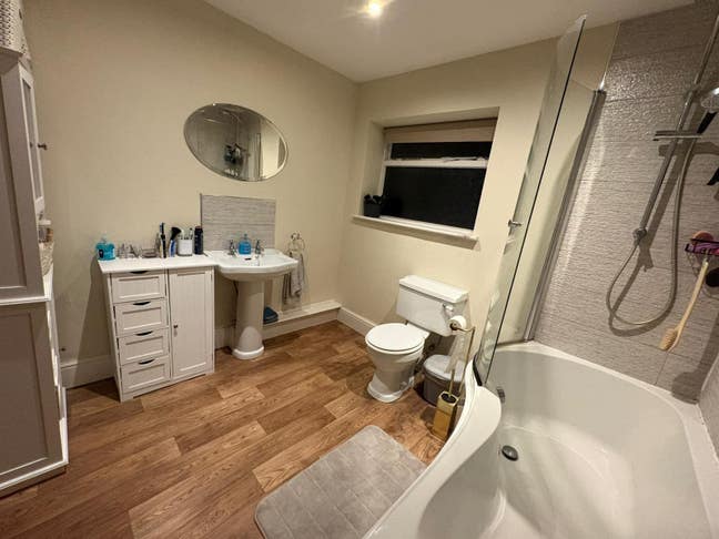 A small double room in a family house Main Photo