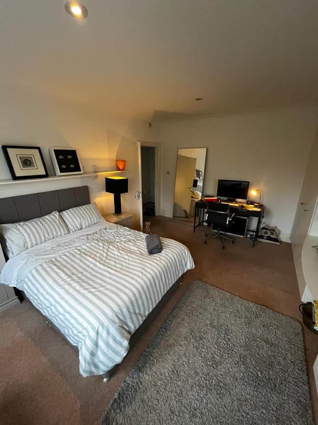 Large double room with private bathroom  Main Photo