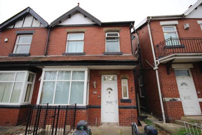 Exceptional House Share for Professional Tenants  Main Photo