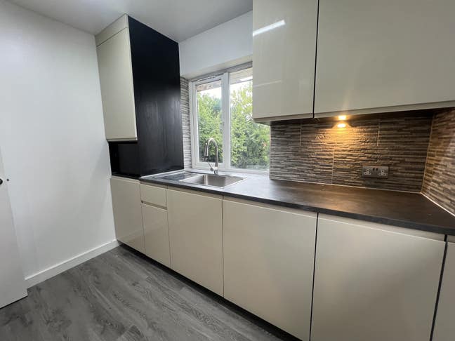 Double room In A 3 bedroom flat Main Photo