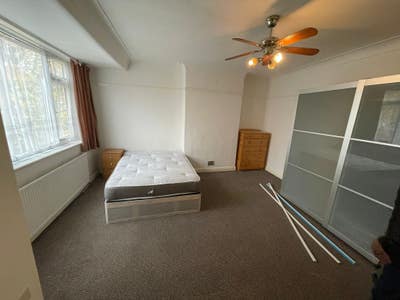 Double room in Mitcham Main Photo
