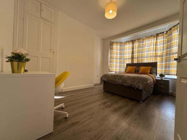 Spacious double bedroom Main Photo