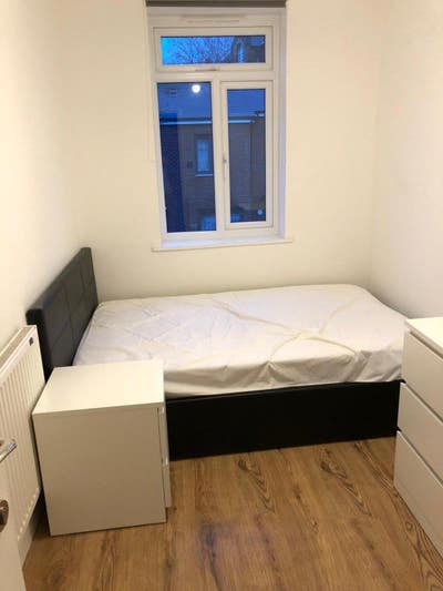 🏠 Perfectly Located Double Room in Stratford!  Main Photo