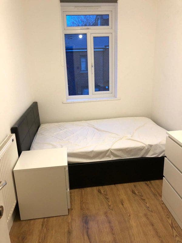 🏠 Perfectly Located Double Room in Stratford!  Main Photo
