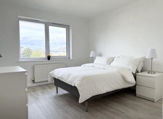 Large Room - 2 Bed Flat - Close to Station Main Photo