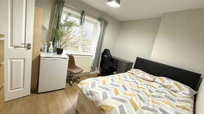 Spacious Ensuite Room Next to St. Helier Hospital Main Photo