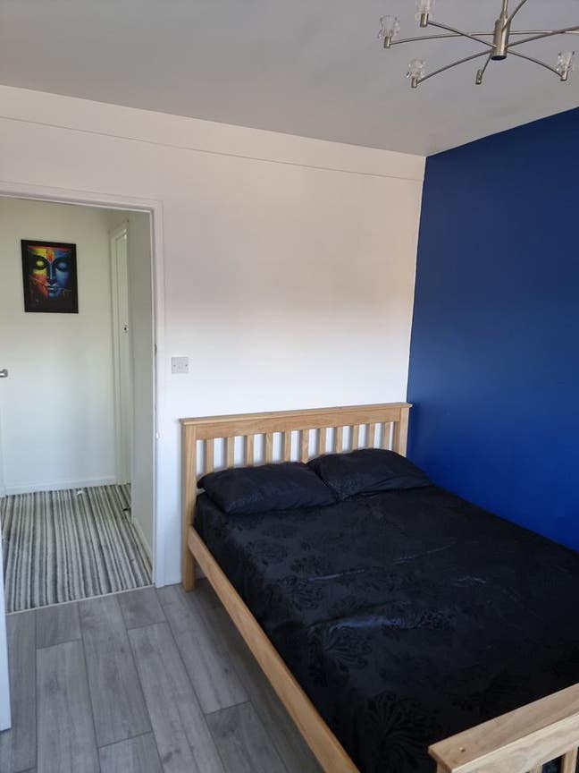 Spacious Double Bedroom - clean house Main Photo