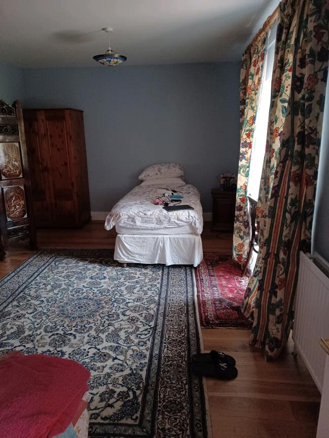 Spacious bed sit. Female preferred.  Main Photo