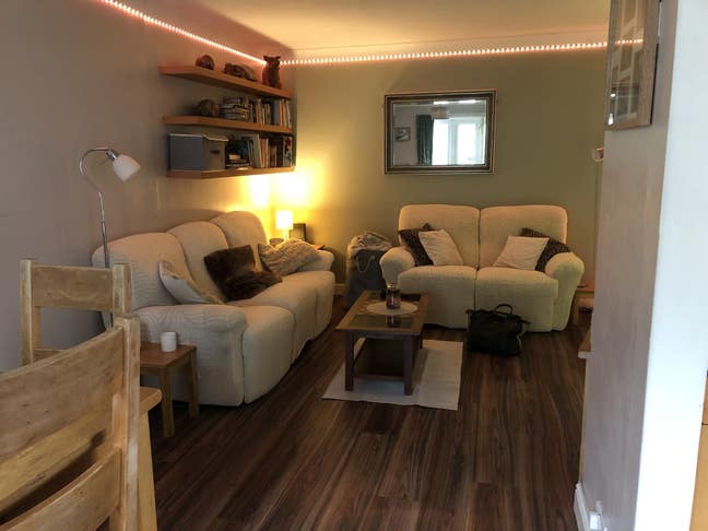 Clean and fresh room to rent in happy home Main Photo