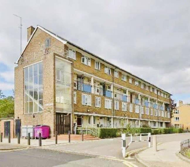 Very large double room with ample storage Main Photo