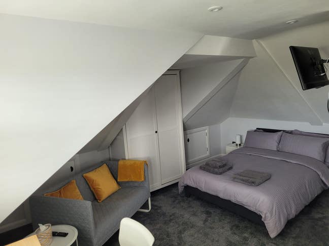 Spacious loft room with own bathroom  Main Photo