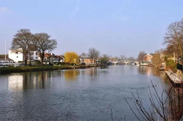 2 Bed Riverside House Staines  Main Photo