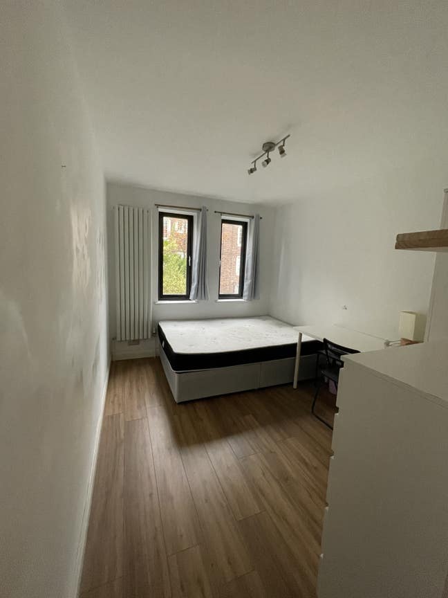 Lovely bright and furnished double room  Main Photo