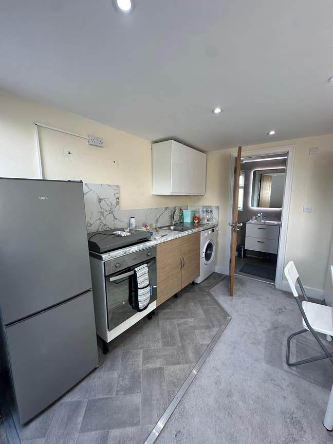 Attic Studio Flat for 2 (606&pound; Pcm Each Tenant) Main Photo