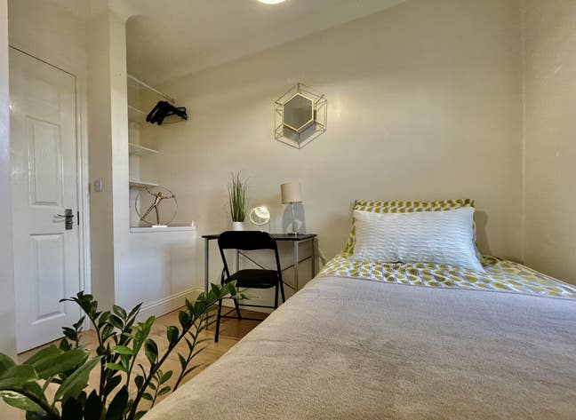 Good size Single room outside East Acton station Main Photo