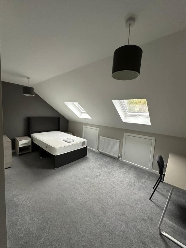 Furnished double room with Wifi and Bills inc. Main Photo