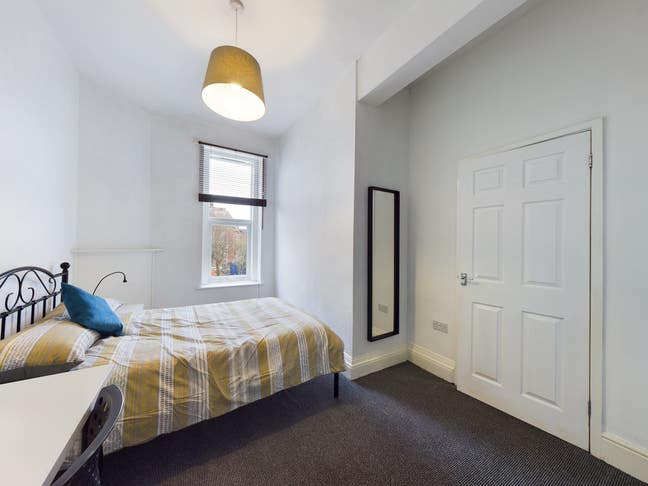 **Ensuite Room Available in Large Communal House** Main Photo