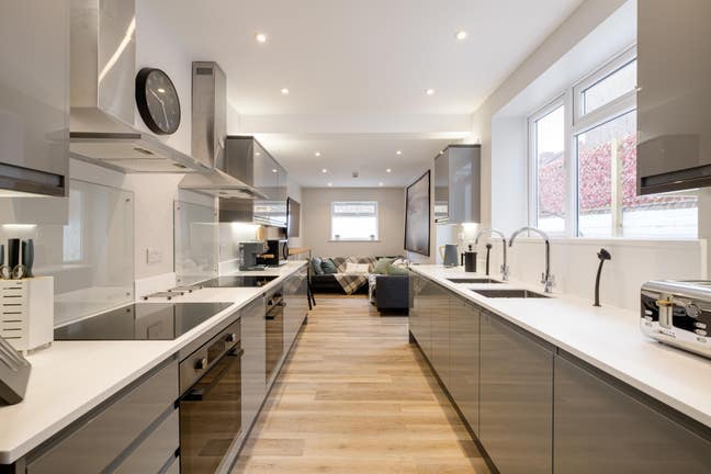 Double rooms with en-suite in brand new houseshare Main Photo
