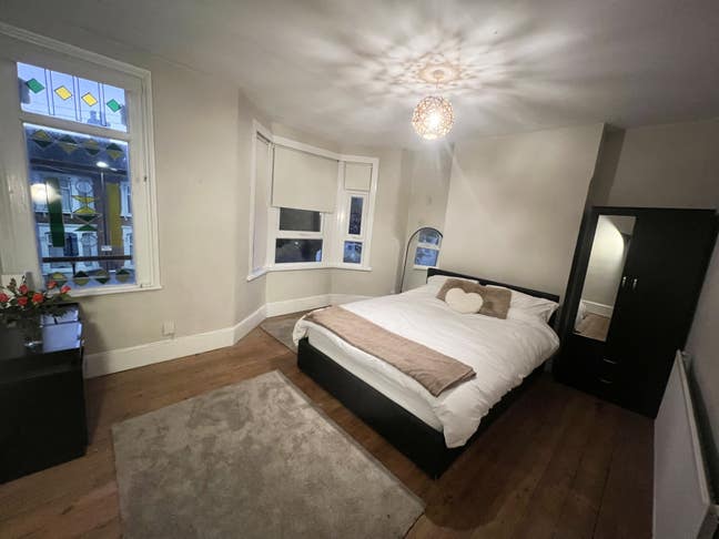 Huge double room in cute home Main Photo