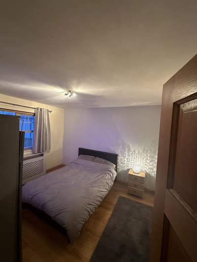 Spacious double room close to Altnagelvin Hospital Main Photo