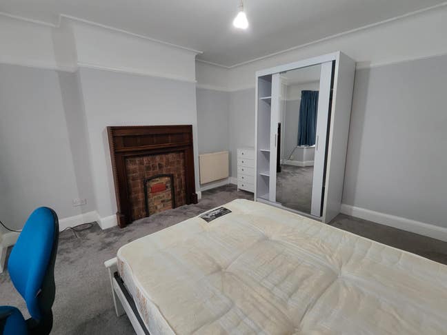 Bright Spacious Double near the Tube Main Photo
