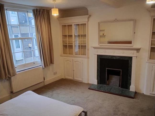 Spacious double room in city centre flat Main Photo