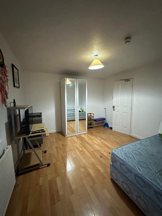 Large double room in Neath Hill Main Photo