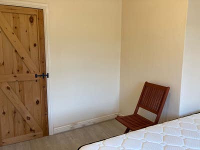 2 double bedrooms shared in a 2 bedroom house Main Photo