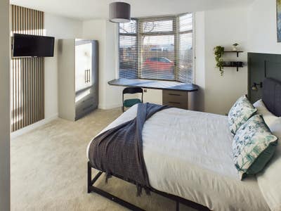 New Fully Refurbished - Train Station Location Main Photo