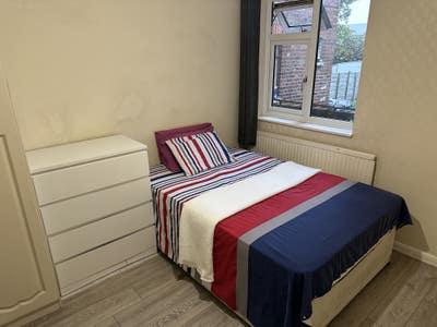 Bright double room near transport WiFi etc Main Photo
