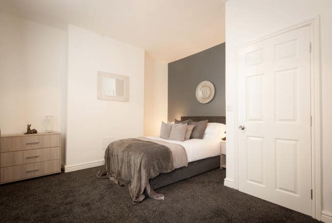 4 Bedroom House Near Royal Stoke Hospital.  Main Photo