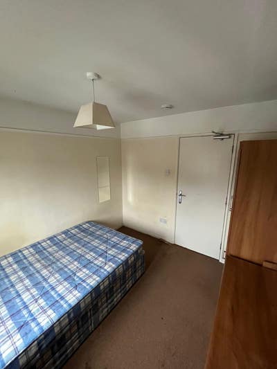 Room to rent, great location. Suit a student Main Photo