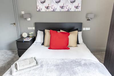 Studio room with ensuite close to center, parking Main Photo