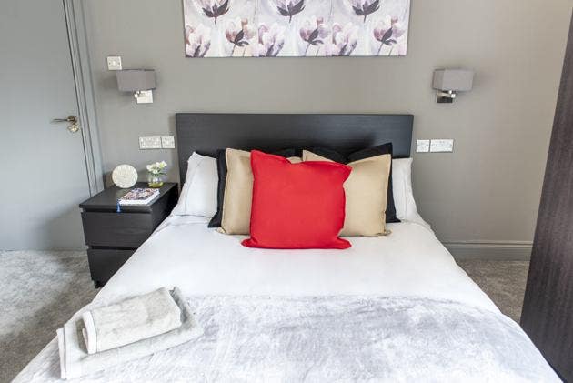 Large studio, priv bathroom, parking Main Photo
