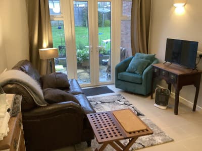 Comfortable bed/sitting room with private en-suite Main Photo