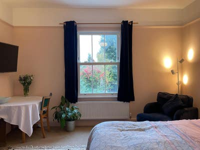 Spacious Room, Great Transport Links Main Photo