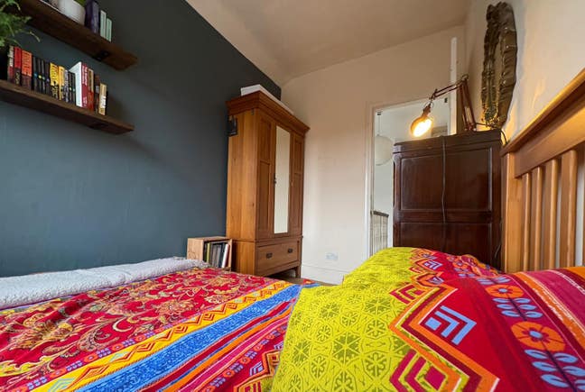 Dbl Room in Gay Flatshare Nr Local Station Main Photo