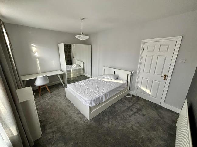 Spacious furnished Master Bedroom Fast WiFi + Desk Main Photo