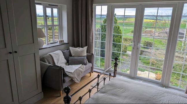 Room with a view in detached country cottage Main Photo